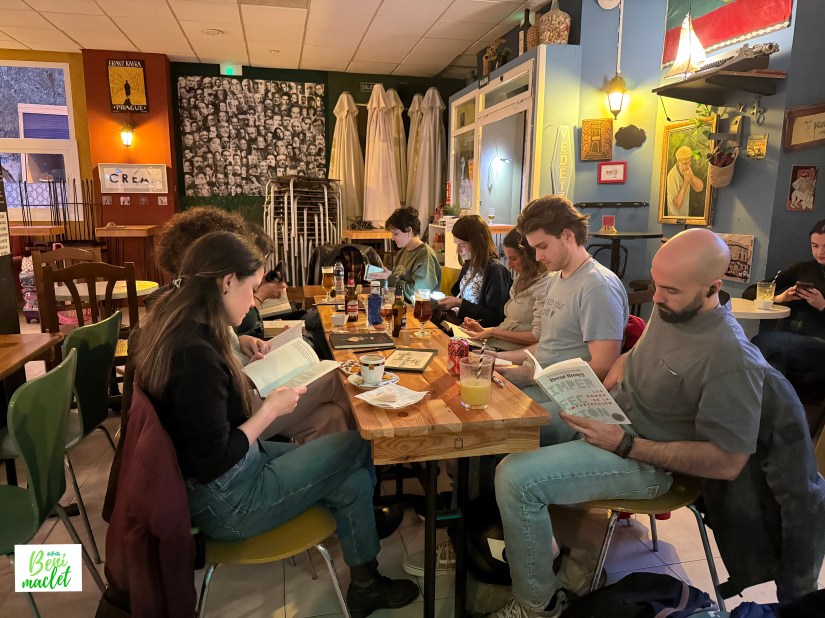 Una decena de personas en la primera 'reading party reflexiva' de Benimaclet.