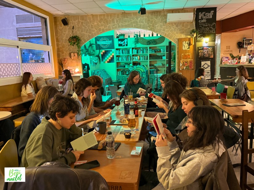 Lectores de la primera 'fiesta de la lectura' de Benimaclet