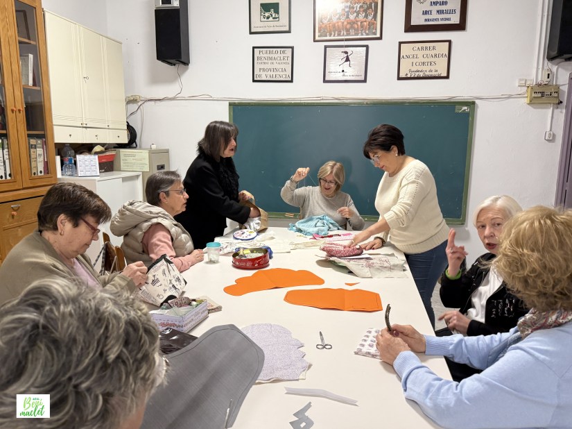 Una clase del grupo de patchwork de la asociación vecinal de Benimaclet.