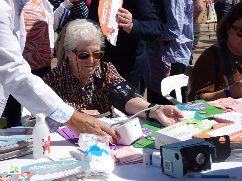 Toma de tensión a una mujer en la Feria de la Salud de Benimaclet 2026