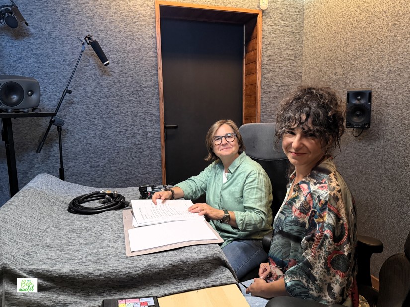 Las creadoras de 'Sentadas en la plaza' en el estudio de sonido donde lo graban.