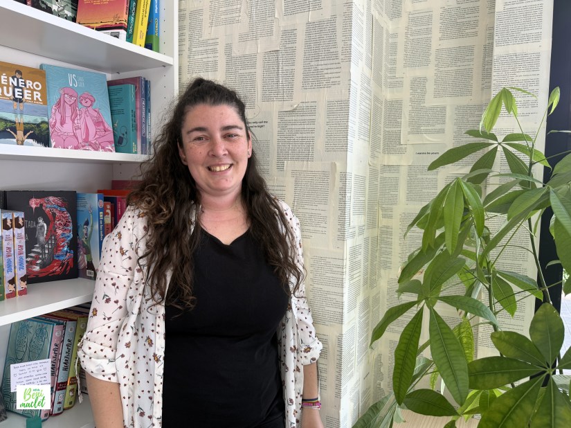 Carla Sáenz en su librería dedicada específicamente al colectivo queer