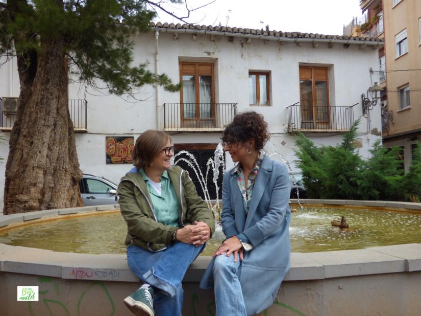 Las creadoras de 'Sentadas en la plaza' posan sentadas en la plaza de Benimaclet.