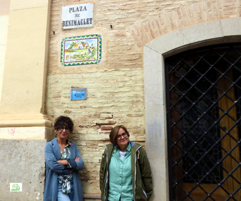 Las creadoras de 'Sentadas en la plaza' posan en la plaza de Benimaclet.