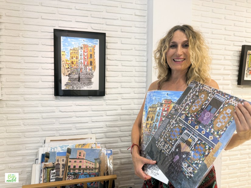 Ana Arjona en la exposición de sus obras titulada 'Las calles cuentan', en Benimaclet