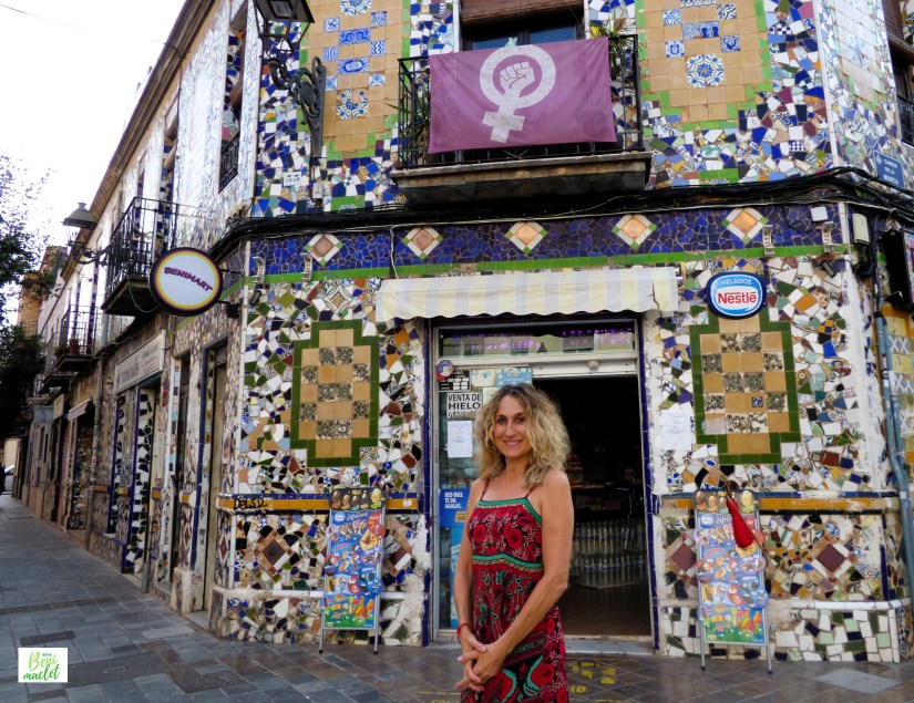 Ana Arjona posa para Disfruta Benimaclet ante la 'casa del trencadís' de Benimaclet.